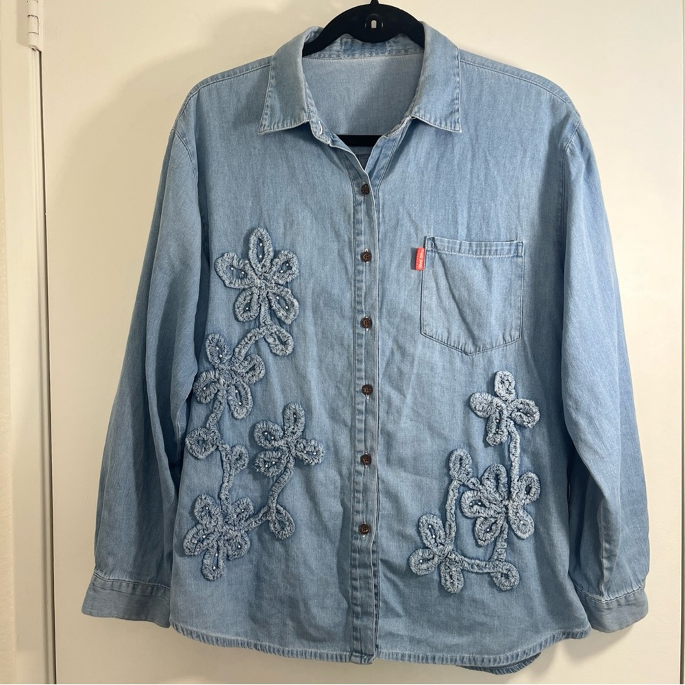 Wang Lih Light Wash Denim Shirt with Floral Appliqué Size Large 100% Cotton